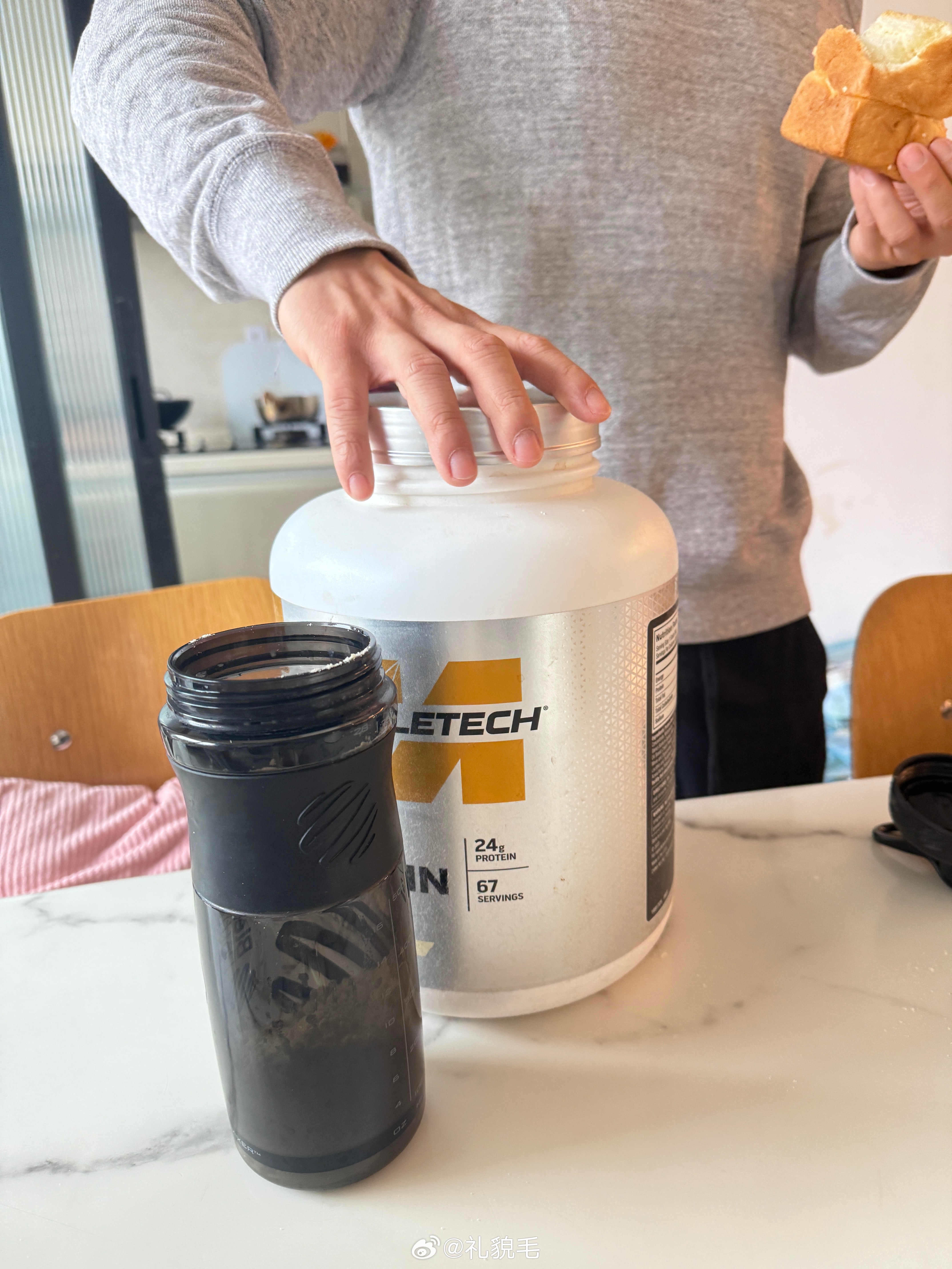 抠门儿男的刚发现自己在打折时囤的煤气罐蛋白粉月底就过期了我冷笑说当时我说什么来着