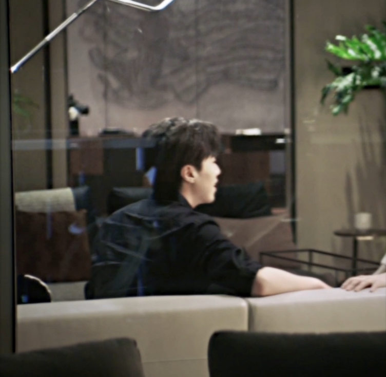 张哲华内娱一块砖 张哲华就像内娱的一颗“多面宝石”！都市剧中的精英、悬疑剧里的警