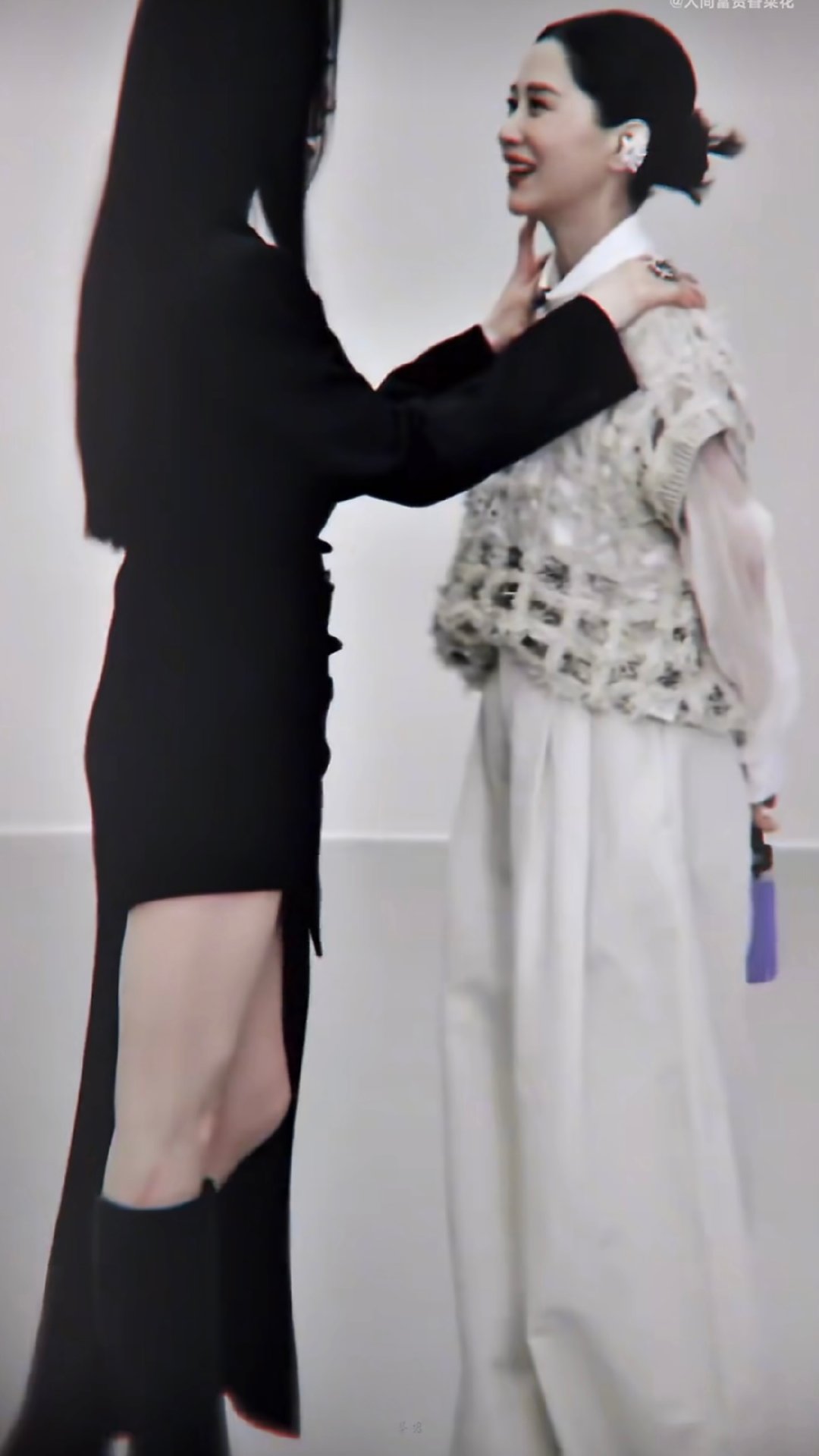 海清坐姿别人端庄端坐，海清直接慵懒靠肩，这种随性松弛感太圈粉。松弛系艺人上新了