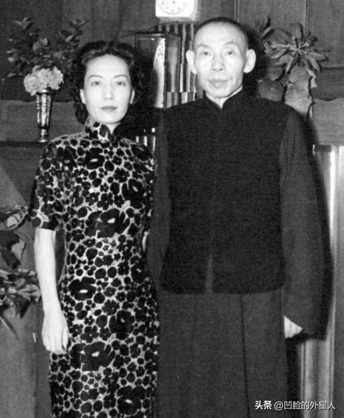 1948年，孟小冬去看望闺蜜姚玉兰，夜里2人同床而睡。谁料，姚玉兰趁她睡着溜出去