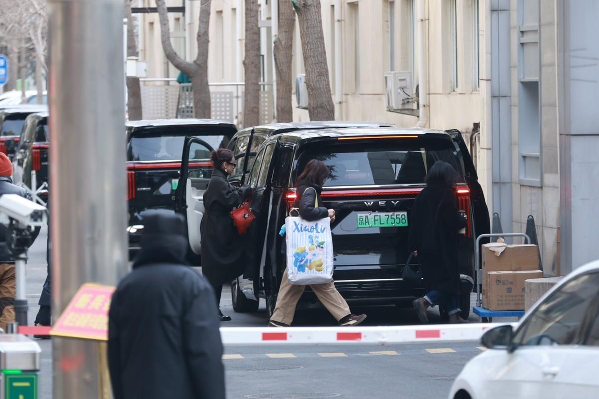 微头条50
魏牌高山作为“央视新闻2026年春晚新媒体指定用车”服务春晚，成功地