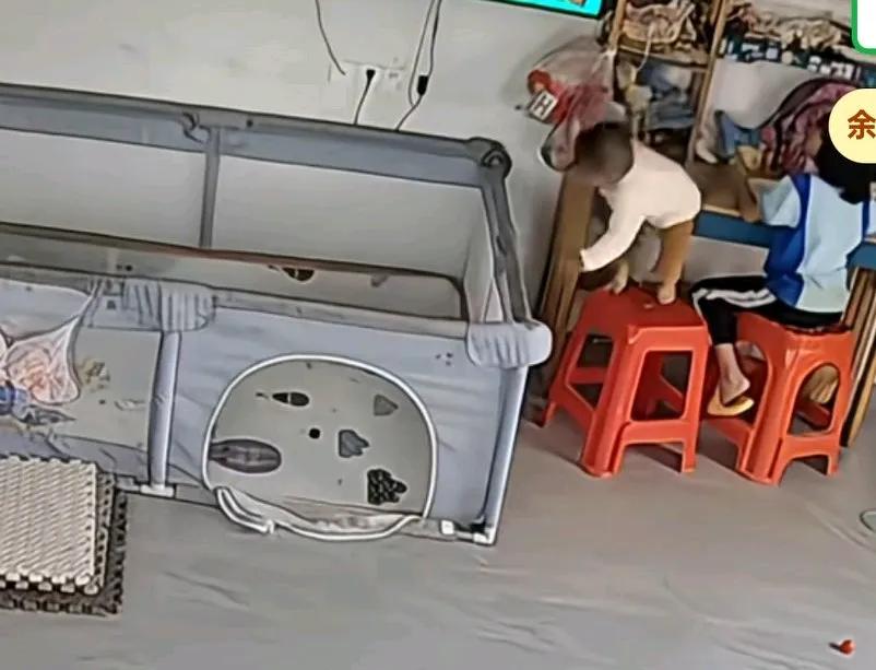 小孩侧身看着电视，下秒从板凳上摔下，在地上大哭，老人目睹全程纹丝不动，
小女孩扭