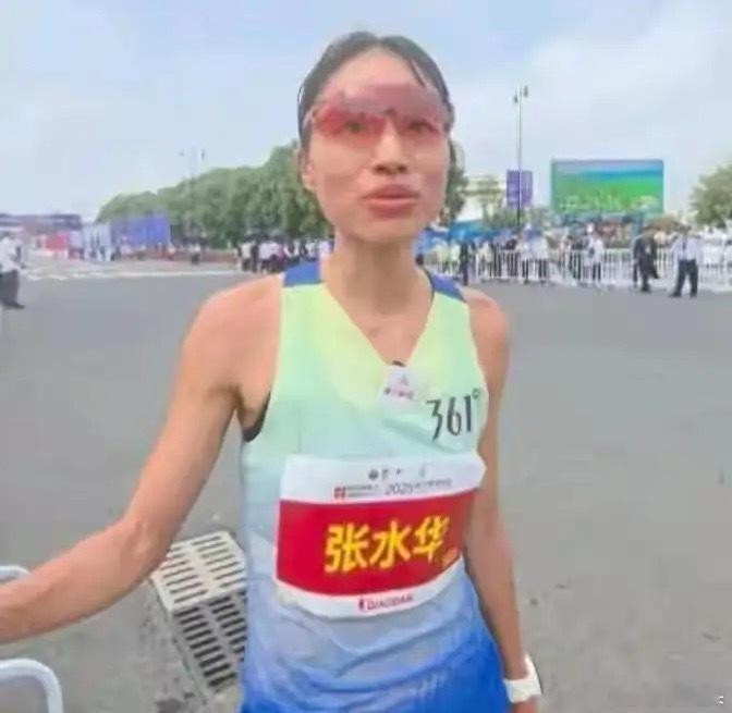 原来我们都误会这位跑马冠军了！大家说她情商低，其实是另有原因……她在哈尔滨马拉松