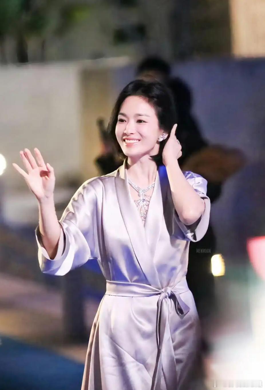 宋慧乔以一身睡衣风造型亮相活动，这穿搭选择可太让人意外了。 