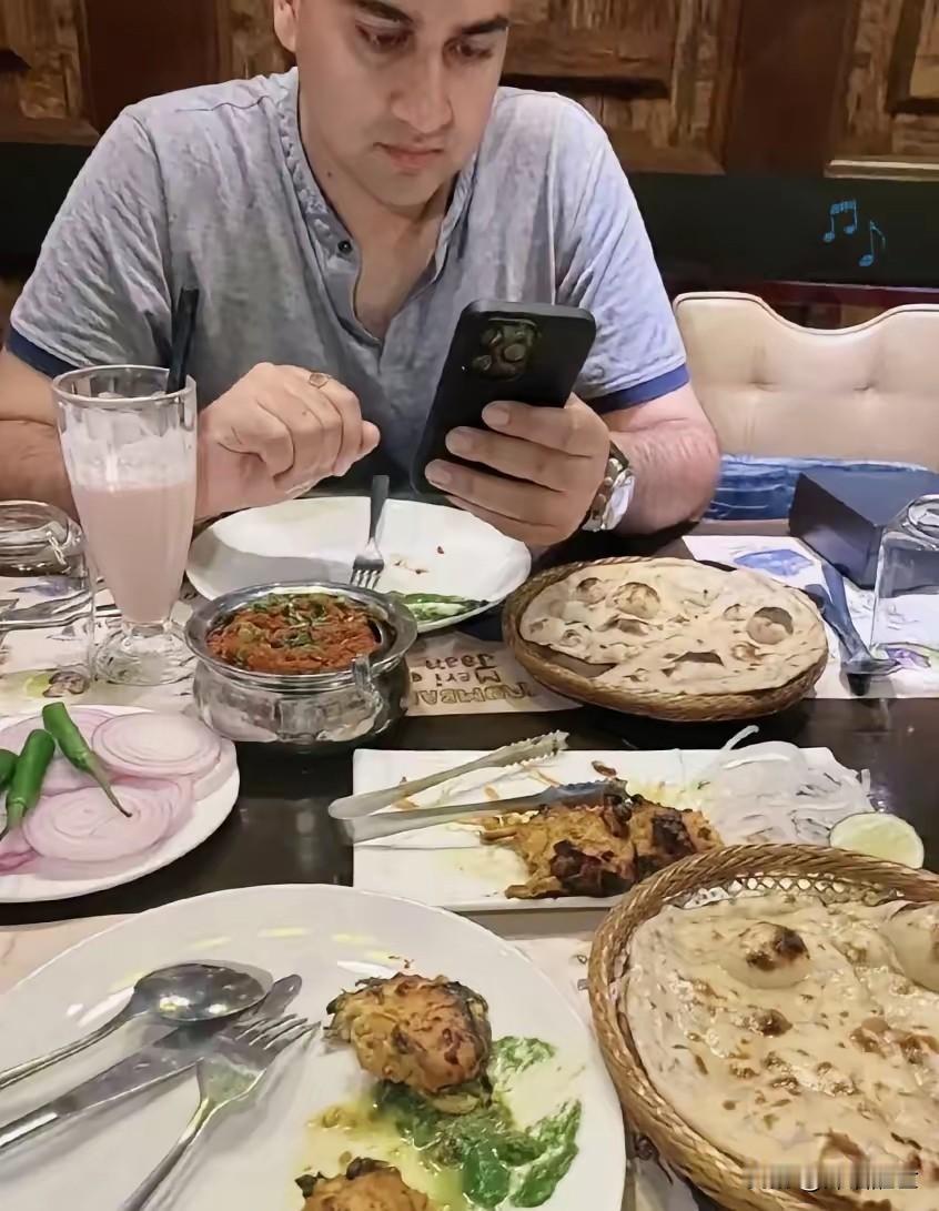 一名印度游客，在西安回民街吃了一顿烧烤，结账时盯着180的账单直瞪眼，掏出手机就