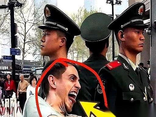 视频里这幕，看得人火气直冲脑门。
上海街头，一名老外正对着一名纹丝不动的武警战士