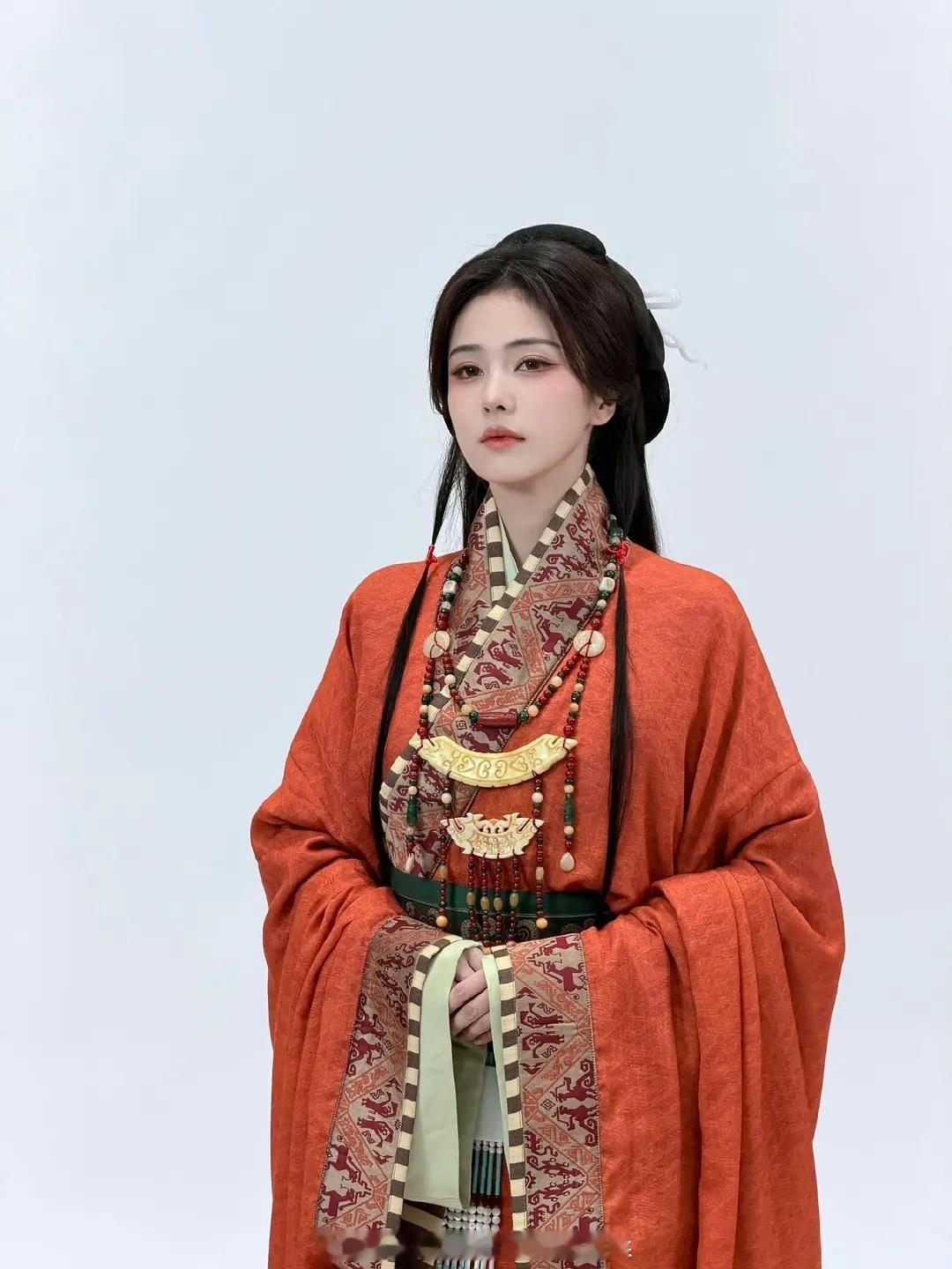同是战国大女主妆造，陈都灵和白鹿，一个是教科书级还原，一个是影楼风流水线！差的何