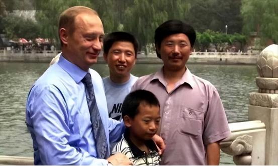 普京访华最意外行程曝光！点名要见 26 年前被他亲过额头的中国男孩。
 
5月1
