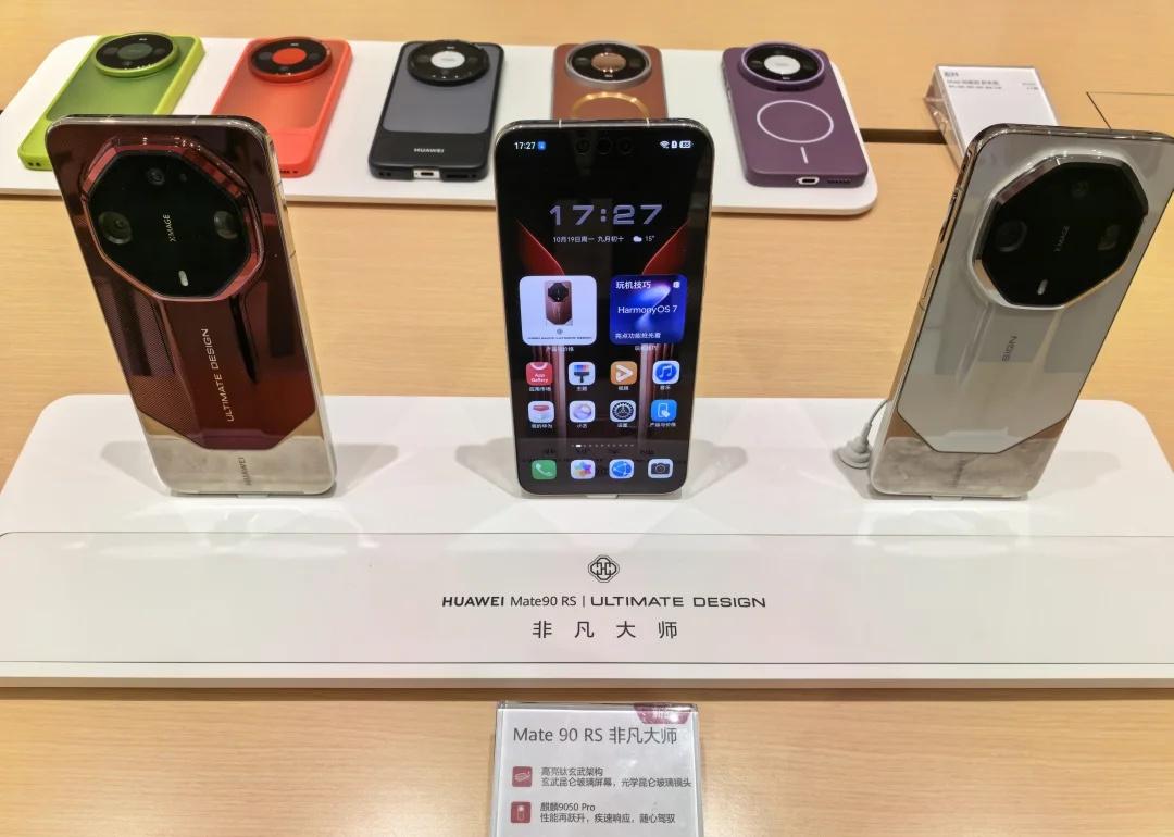 华为
华为Mate90 RS非凡大师上手✨
国风设计，气场直接拉满
玄黑低调沉稳