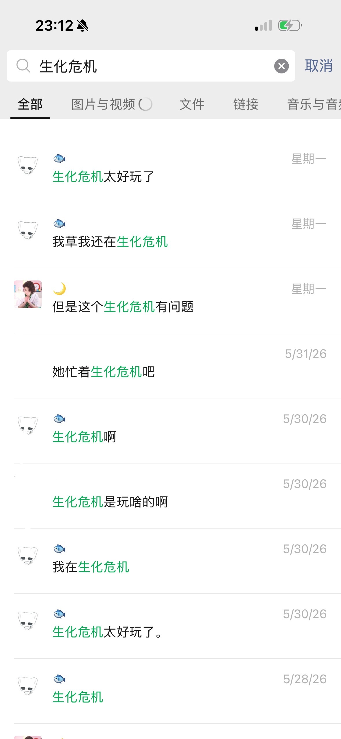 不吵不闹专注自己的生活喂鸡。 