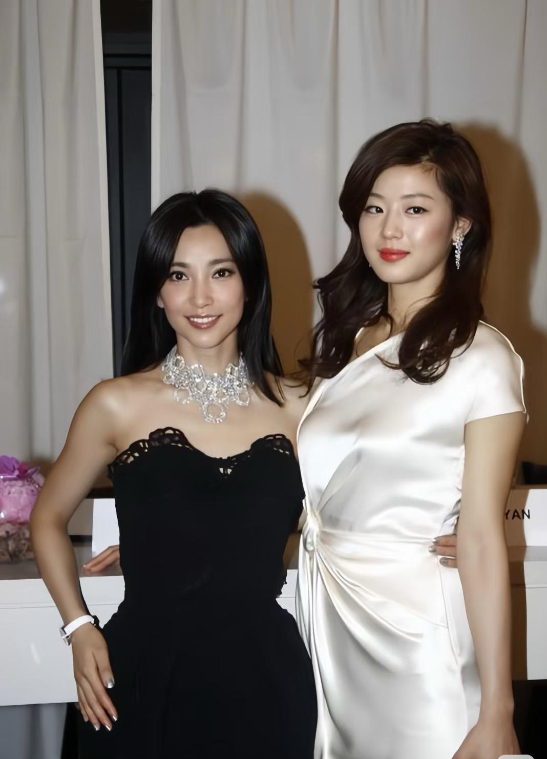 《雪花秘扇》大概是全智贤颜值最低的一部电影了。
剧中淡化了俩女主的身高差距，而且