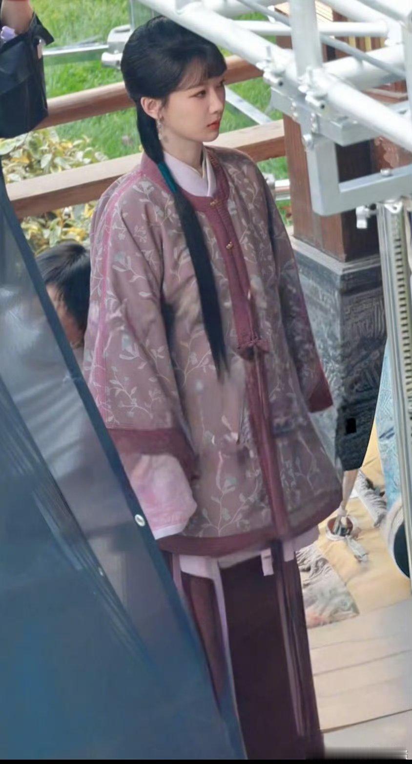 杨紫家业齐刘海造型路透 ​​​