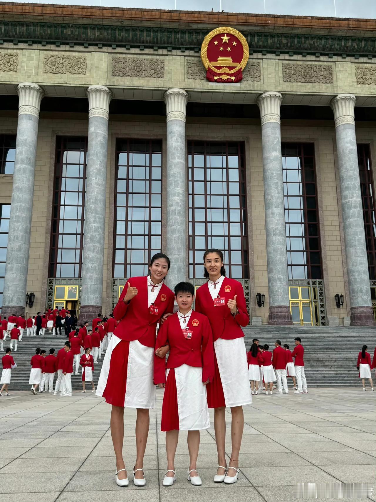 奥运表彰大会举行孙颖莎和中国女排王媛媛、高意合影，小手办真可爱啊[送心][送心]