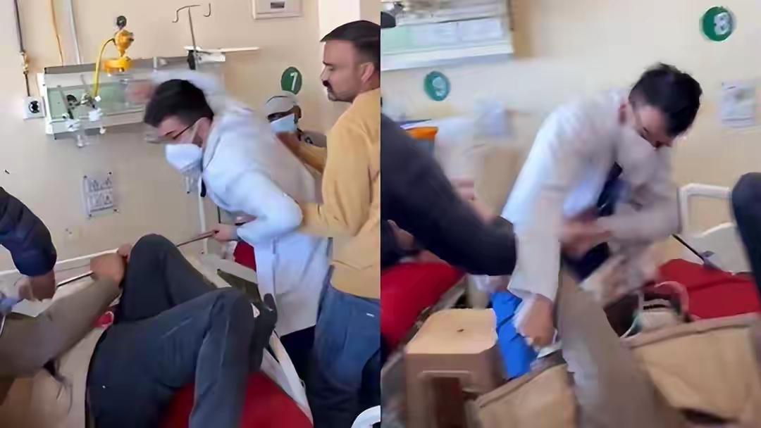 印度医生当众痛殴呼吸困难的病患 印度这事儿真够离谱的！近日，印度一名医生当众暴揍