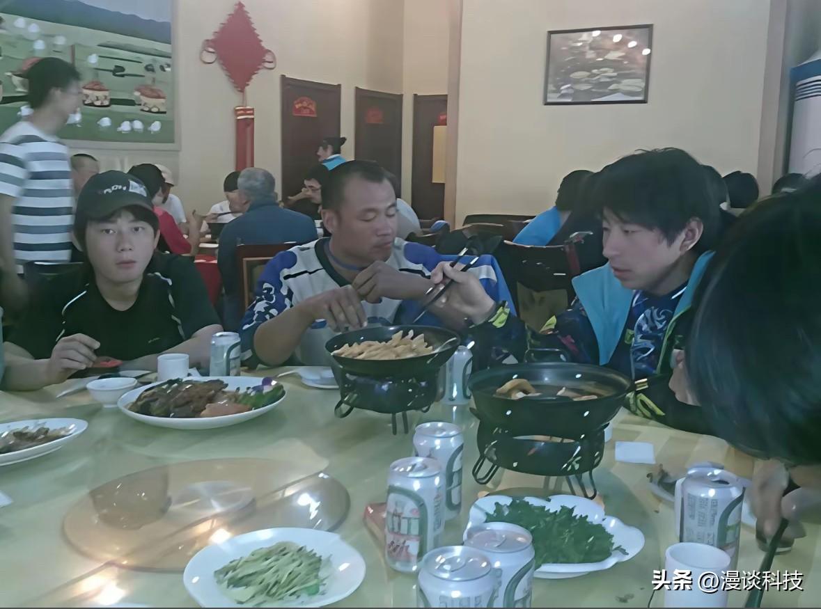 2011年，只有初中学历的张雪在浙江阿波罗摩托车制造有限公司担任产品经理，他在工