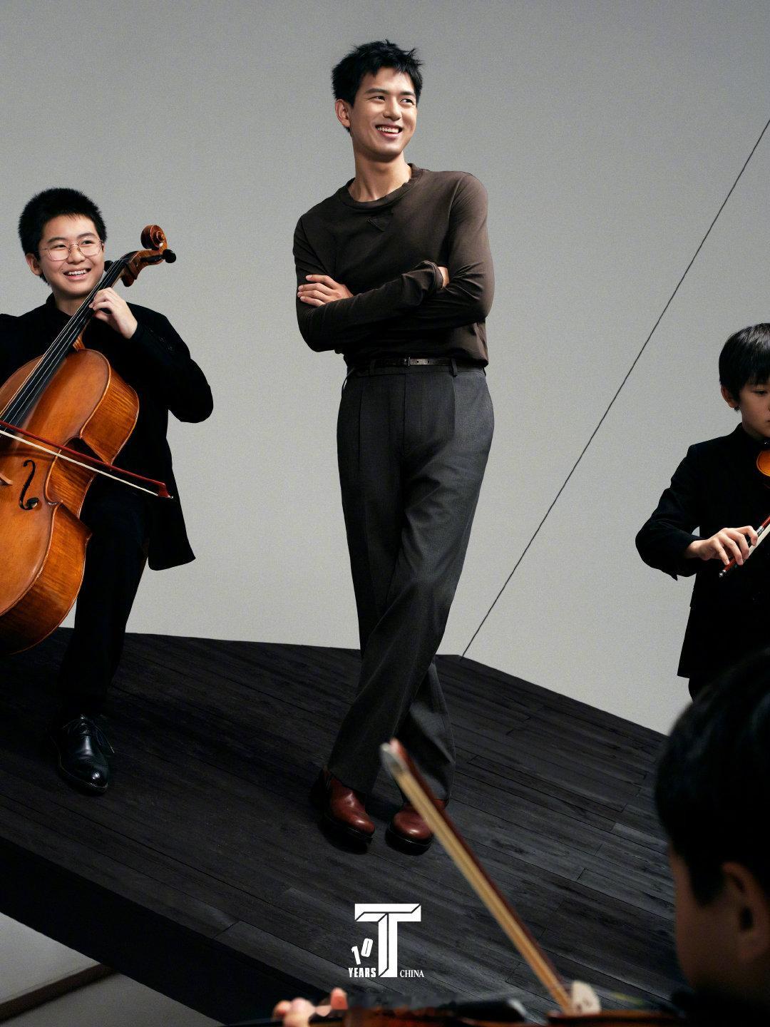 Prada李现封面高智感拉满 李现的新封面堪称时尚表现力的范本。极简造型下，他肩