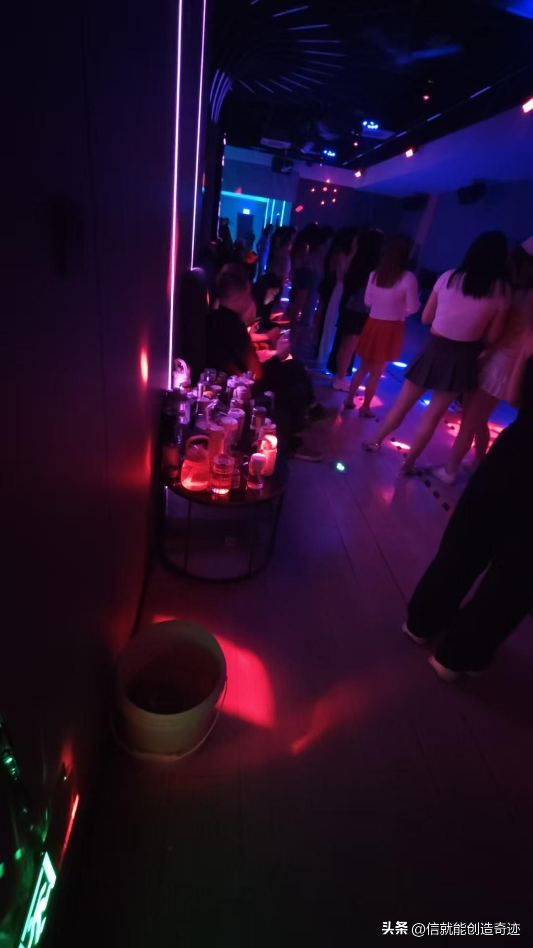 中老年人跳舞，并不简单，有一种说不清道不明的心理在作怪，抱着别人的老婆老公，享受