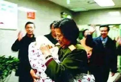 2003年12月26日，毛新宇的妻子刘滨顺利分娩，生下一男婴。当时，正在工作的邵