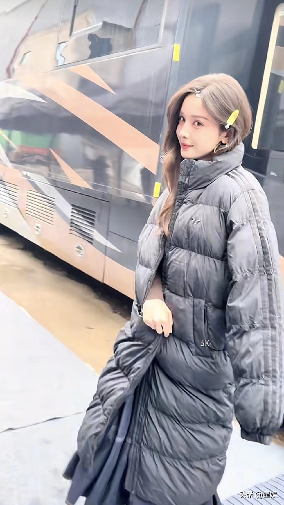 古力娜扎长款羽绒服