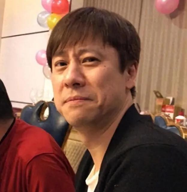 解晓东在蚌埠住普通房子，不是落魄躲清静，也没靠直播卖惨还债。他去年还了2800万