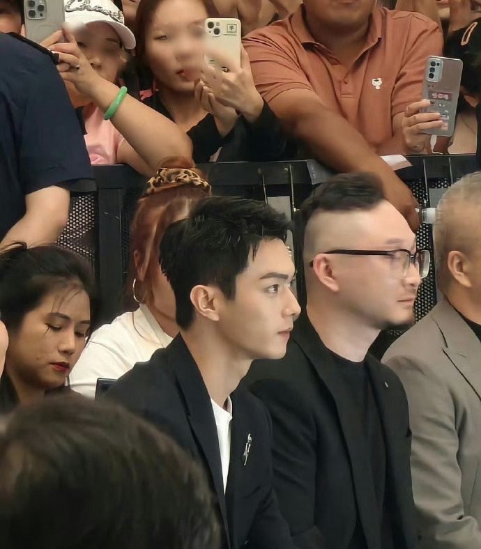 怎么感觉许凯的侧脸甚至还不如罗云熙呀？ ​​​