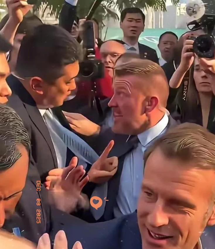 看着视频里那个法国保镖，真是让人想笑又觉得心酸。

那一脸“随时准备挡子弹”的表