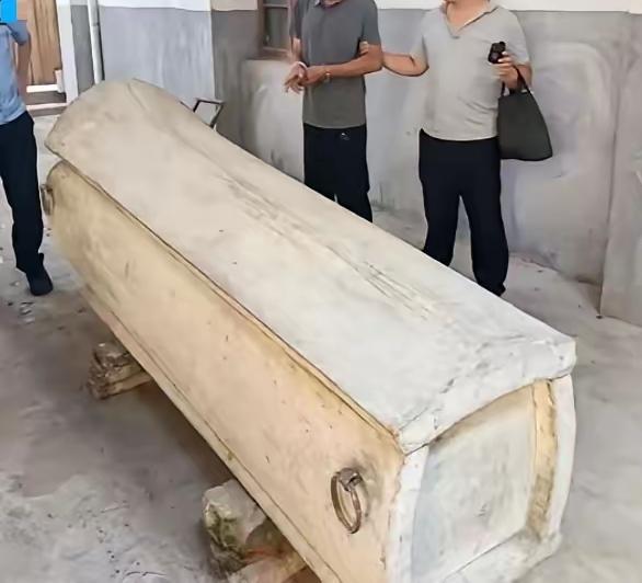 “穷疯了？”湖北，69岁老人在8年前准备了一副柏木棺材，存放在自家猪圈里，谁知，