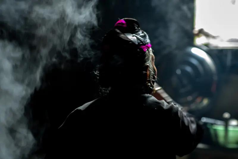 火灾中，香港一对夫妻冲进隔壁独居阿婆家，拉着她往外走。背后热浪滚滚，突然，女人一