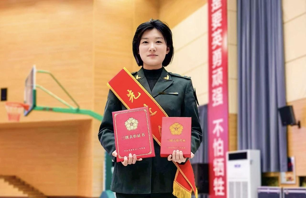 话务班班长宋欣宇是战友们心中公认的“全能女兵”入伍以来她多次在各级比武竞赛中摘金