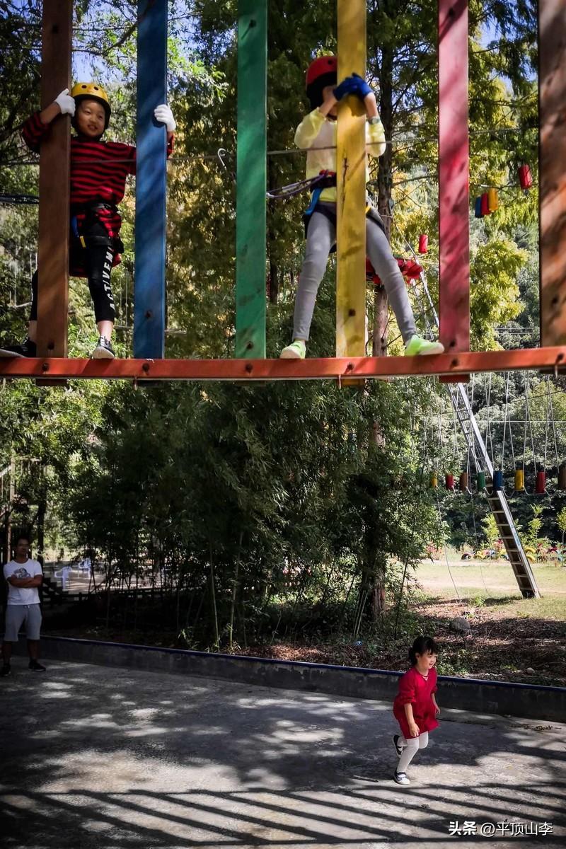 昨天傍晚下班，我拖着疲惫的身体挤地铁。出站时正逢日落，橘红色的光洒在出站口的台阶