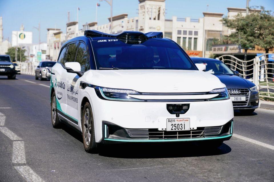 萝卜快跑斩获迪拜首个全无人测试许可，首个海外基地同步启用