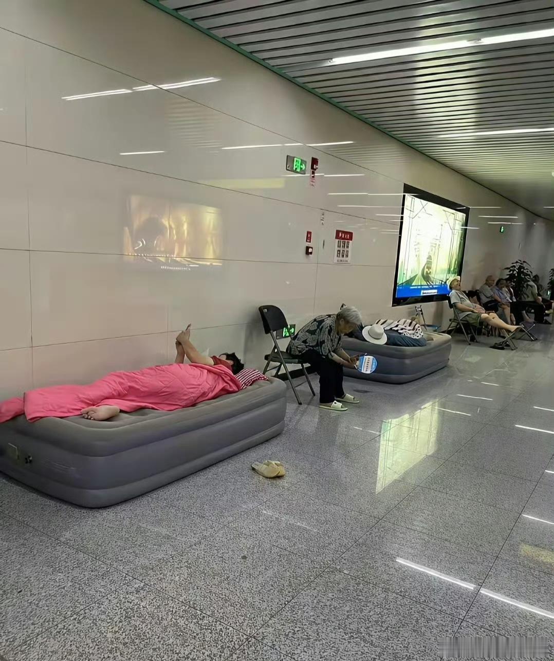 某地地铁站，这样蹭空调就过分。 ​​​