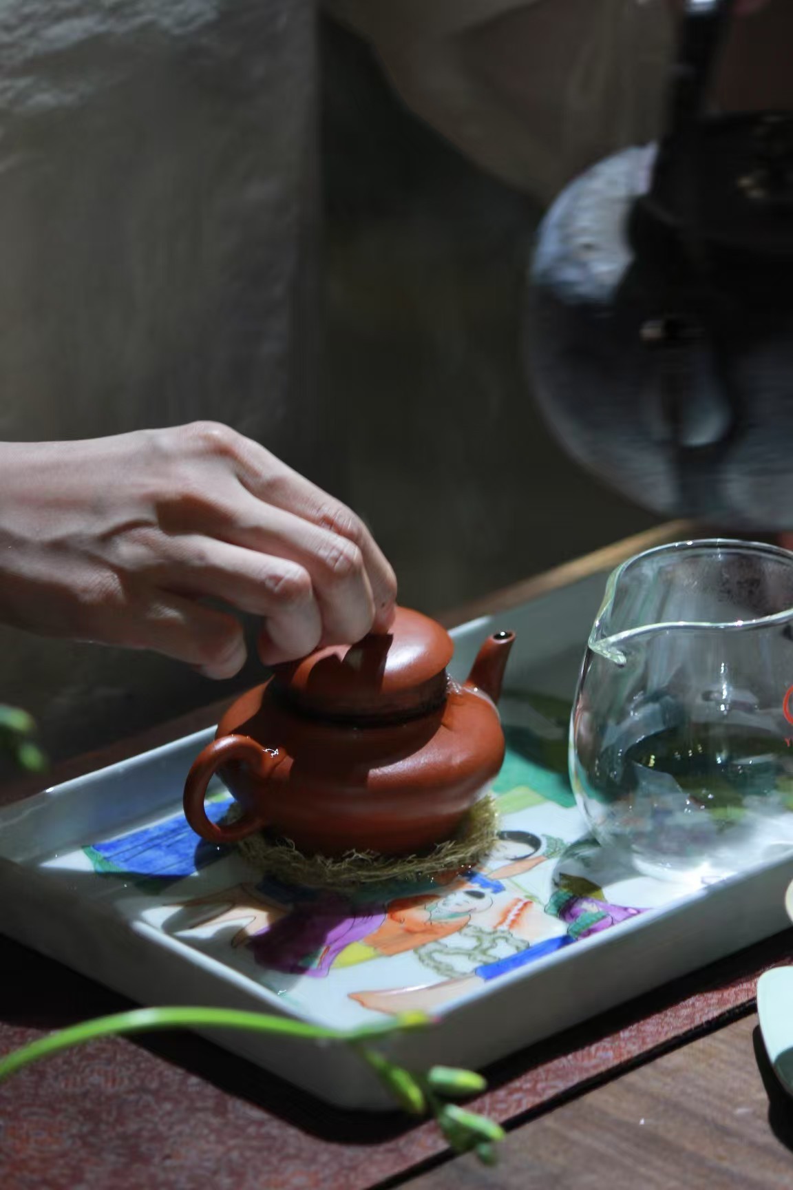 品茶赏器交友  一杯茶的时间，不用思考未完成的工作，不用担忧还未到来的明天，只专