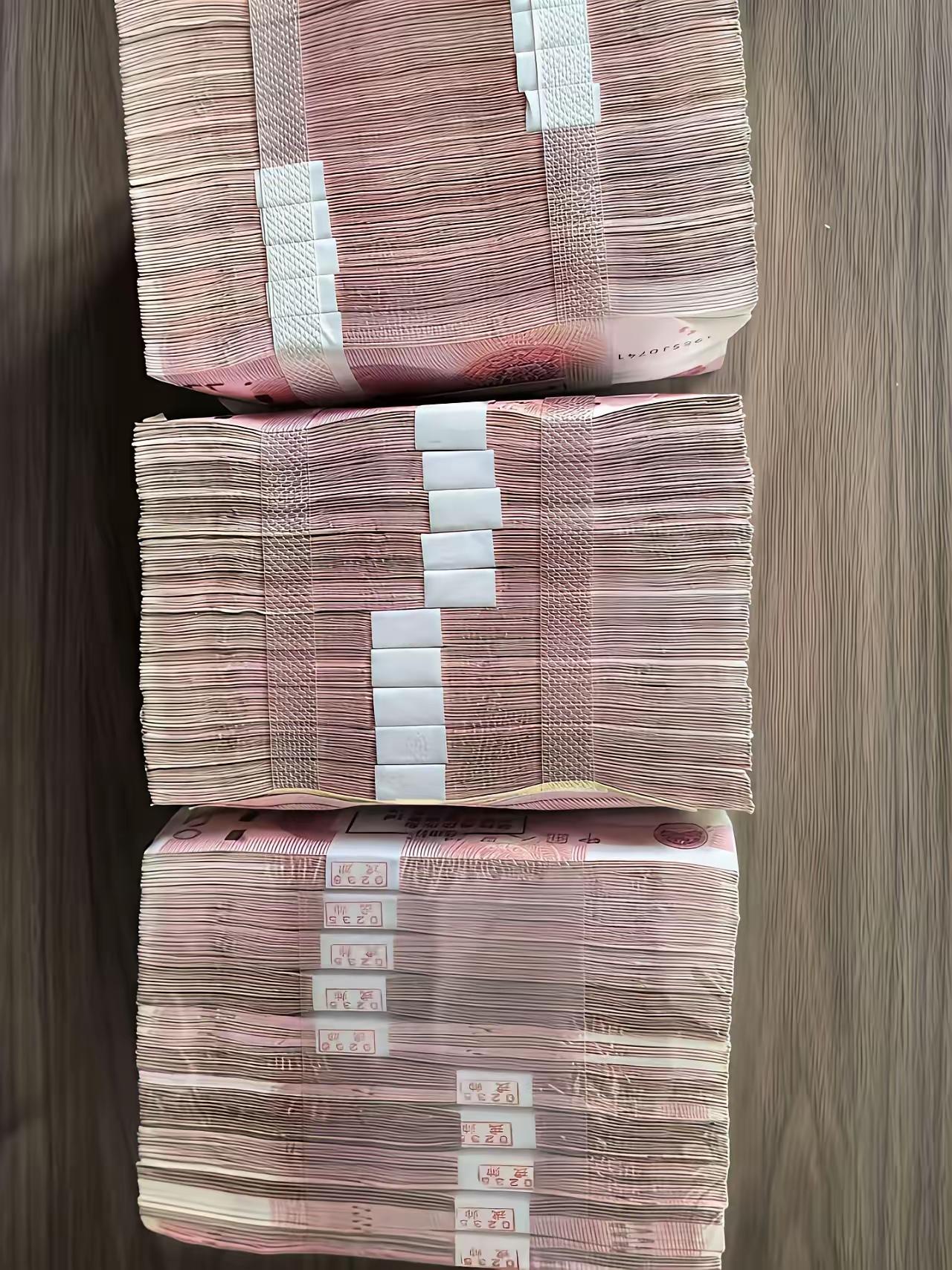 中国个人债务压力近年来持续上升。研究机构龙洲经讯估计,截至2025年底，中国多达