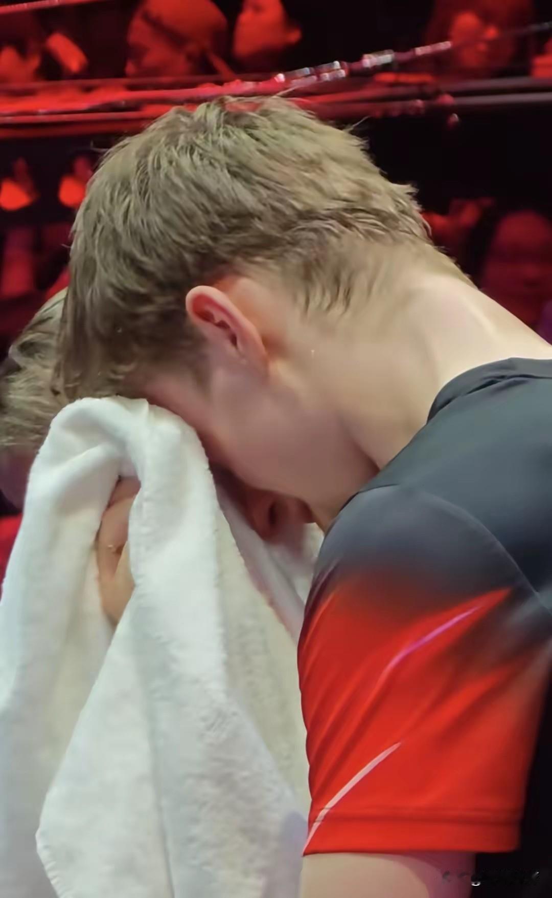 本场比赛，林德打得真的很有针对性，死死限制王楚钦的拧拉，回球落点飘忽刁钻，给头哥