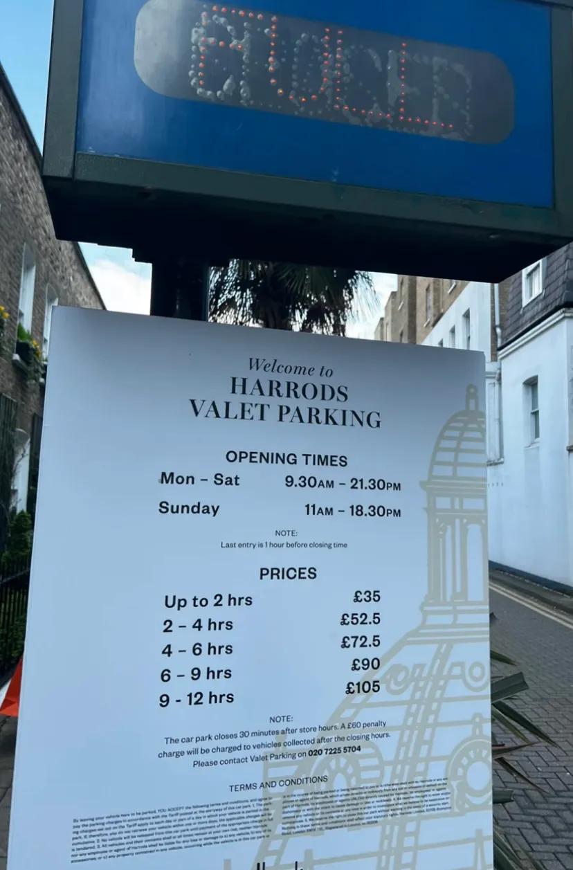 我震惊了，一个破地方一个晚上停车费 105 英镑，然后还停满了。

人和人财富的