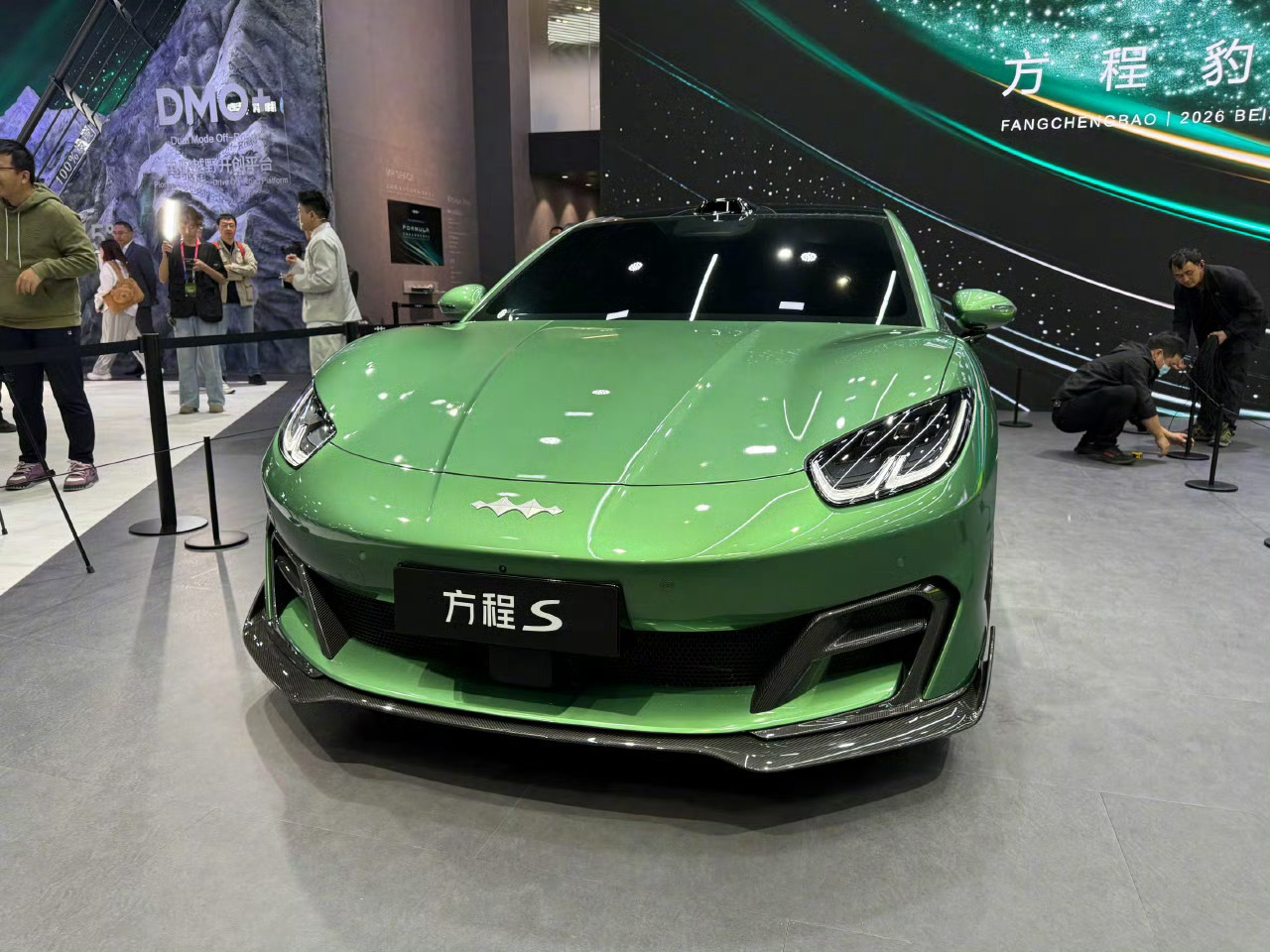 人捧人高！在一起才是中国汽车北京车展比亚迪方程豹首次发布了全新S系列轿车+纯电超