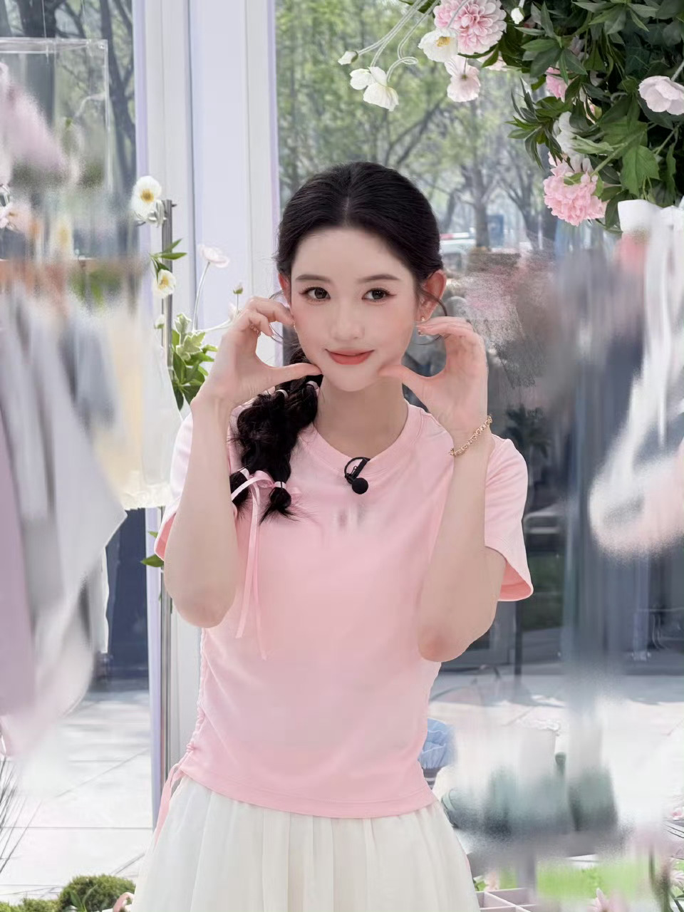 如果一个人特别会穿搭穿搭这块儿还得是我们王姐啊，不仅沙漏腰大长腿，简直就是衣架子