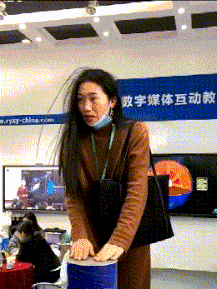 美女的头发是触电了吗，
把人笑死把，像极了那什么。