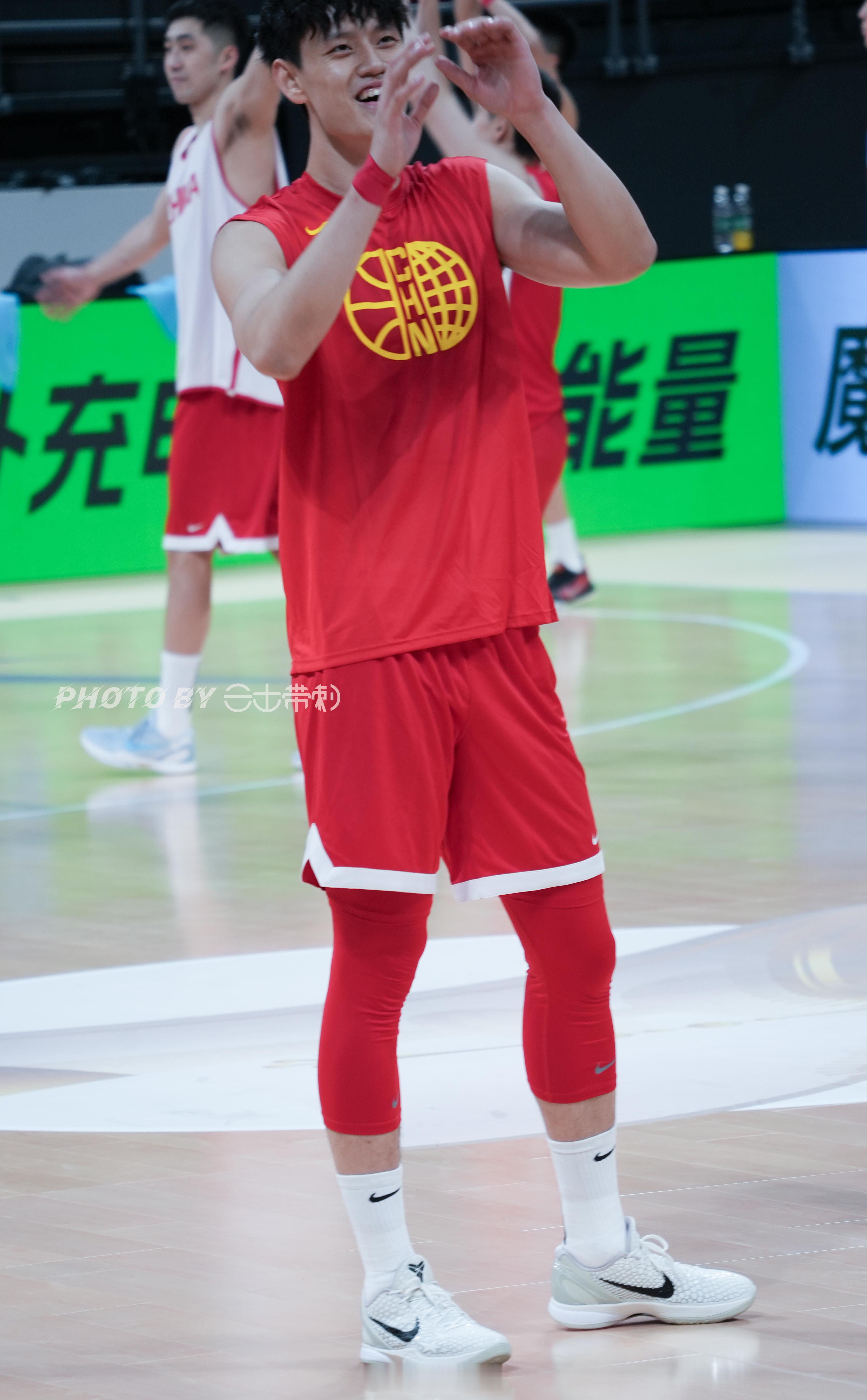 曾凡博胡明轩 开放训练的十多分钟，这两人，一直在一起！ 