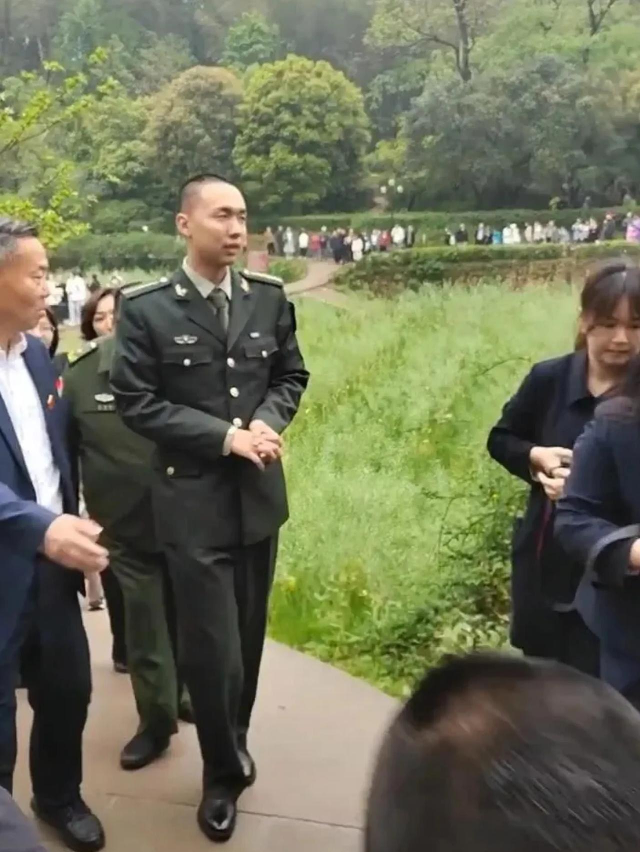 毛东东，一身军装，气宇轩昂。清明节，他随父母回湖南老家祭祖，毛氏宗亲热情地在旁指
