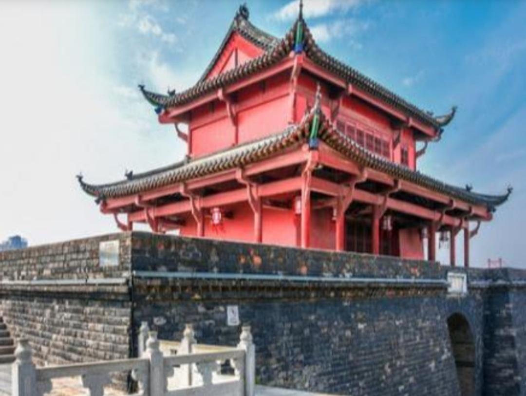 元朝末年，中央政权衰弱，地方割据势力纷纷崛起。陈友谅建立的陈汉政权，是元末南方最