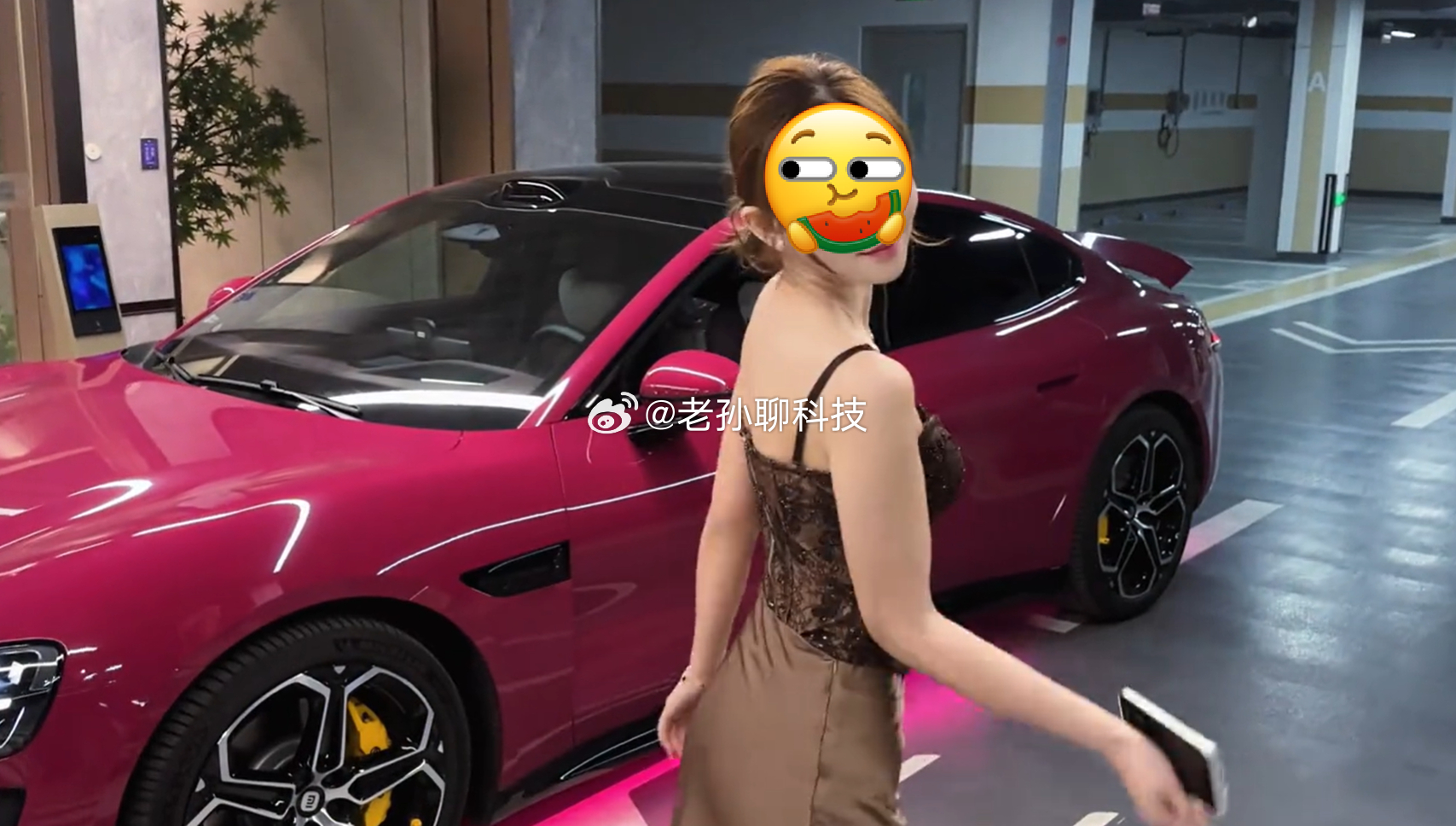 这个人真烦，想好好看一下车都不行，在车前面晃来晃去躲开，你影响我看这辆车了