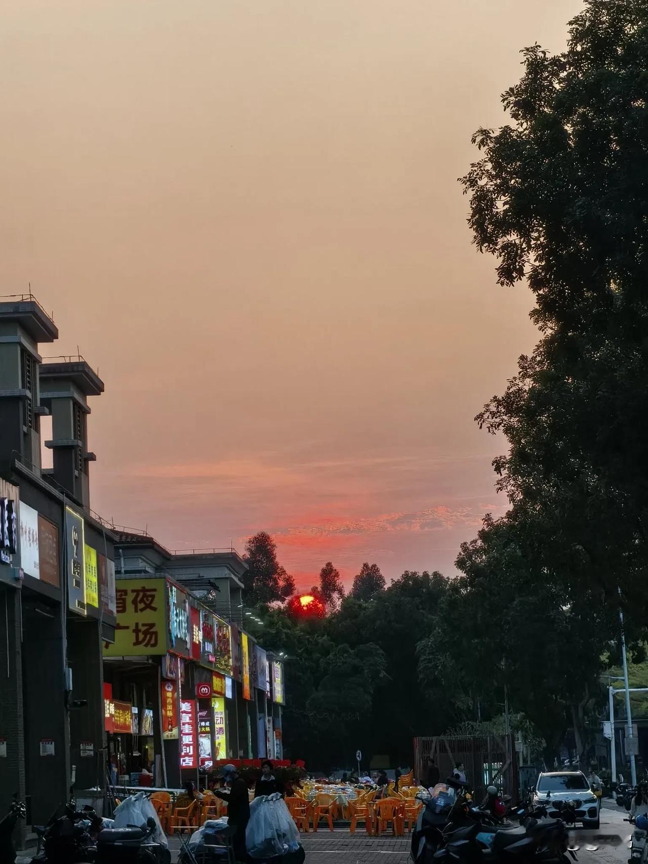 太阳落下的那一刻太惊艳啦！天边似被点燃，它红彤彤、圆滚滚的，真像个燃烧的大火球。