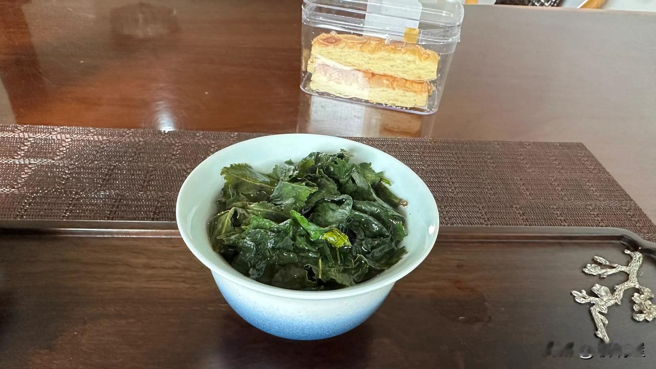 滴了几天的眼药水，涂了眼药膏，使用了除螨湿巾，但并没感到眼睛有明显好转，反而还觉