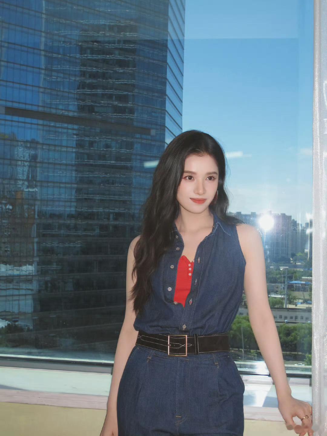 张婧仪好灵啊看图感受到张婧仪的灵气！尤其在教室里低头写字和抬头发呆那几下，眼神清