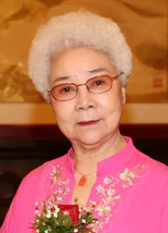 94岁女演员田华：送走丈夫，送走儿媳，两个患癌的儿媳还在跟命运掰手腕

一个演员
