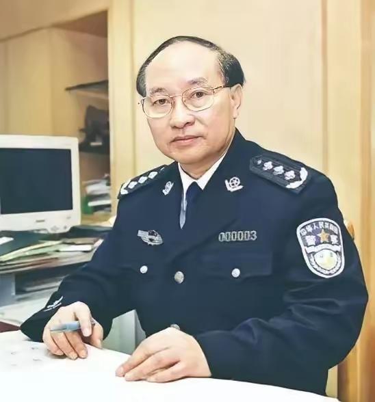 朱明健，男，1941年2月生，广东龙川县车田镇郭岭村人，汉族，1963年汕头韩山