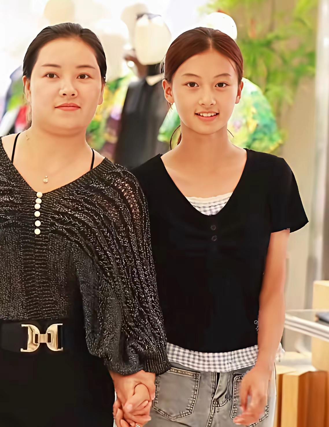 美人的母亲必定也是美人，这毋庸置疑。网红七七青春靓丽，气质绝佳。她的妈妈也毫不逊
