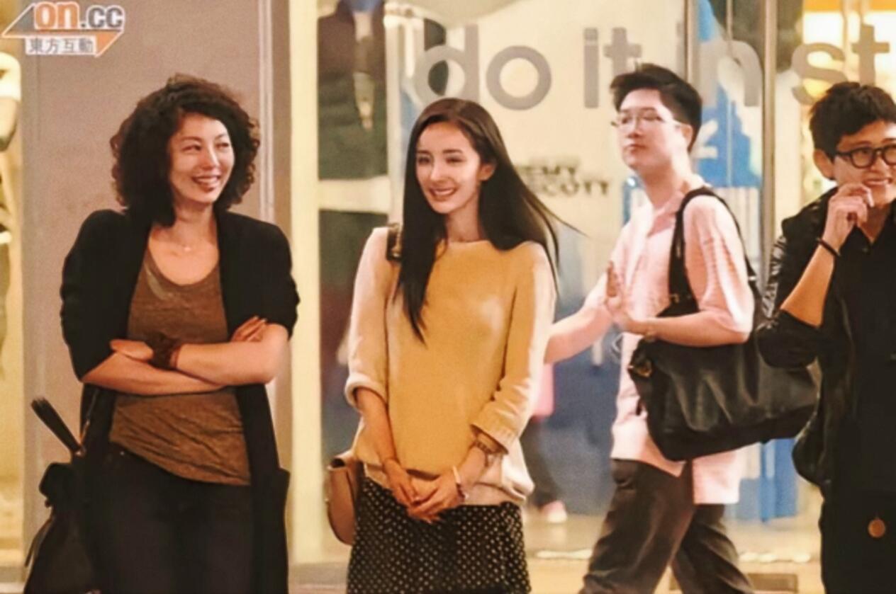 风吹起她的发梢 美得很随意 ​​​
